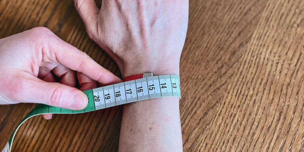 Zdjęcie Rozmiar bransoletki 19 ile to cm - jak dobrać odpowiedni rozmiar?