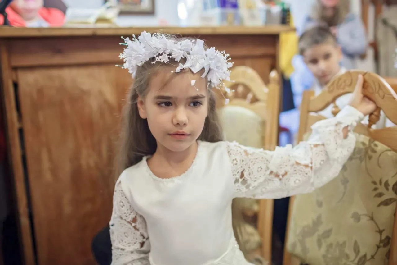 Zdjęcie Ile napoi na komunie? Kluczowe wskazówki, by nie zabrakło dla gości