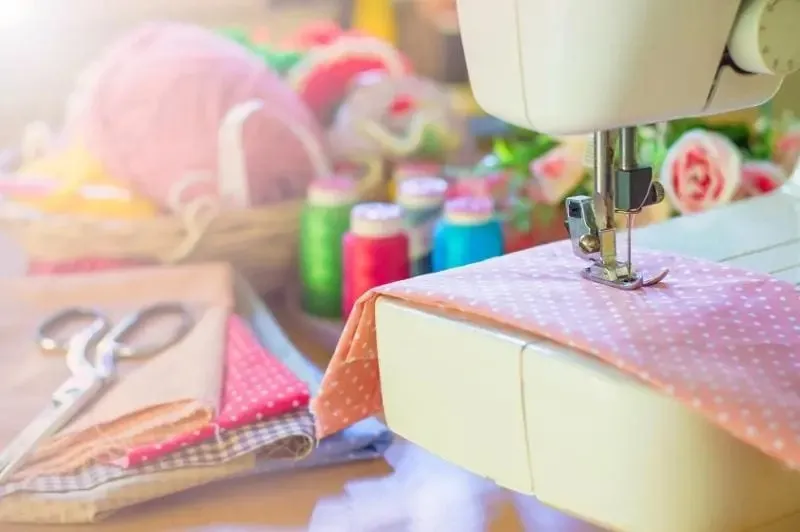 Zdjęcie Jak zawiązać sznurki od bluzy, aby wyglądać stylowo i komfortowo