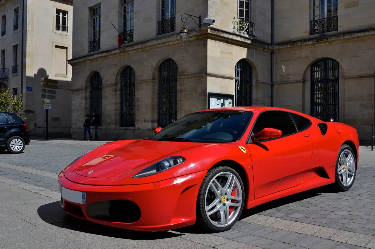 Zdjęcie Ile kosztuje najnowsze ferrari? Ceny, które mogą cię zaskoczyć