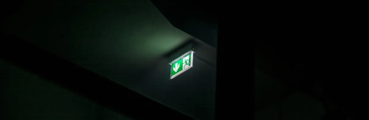 Zdjęcie Oświetlenie ewakuacyjne - gdzie jest wymagane i dlaczego to ważne