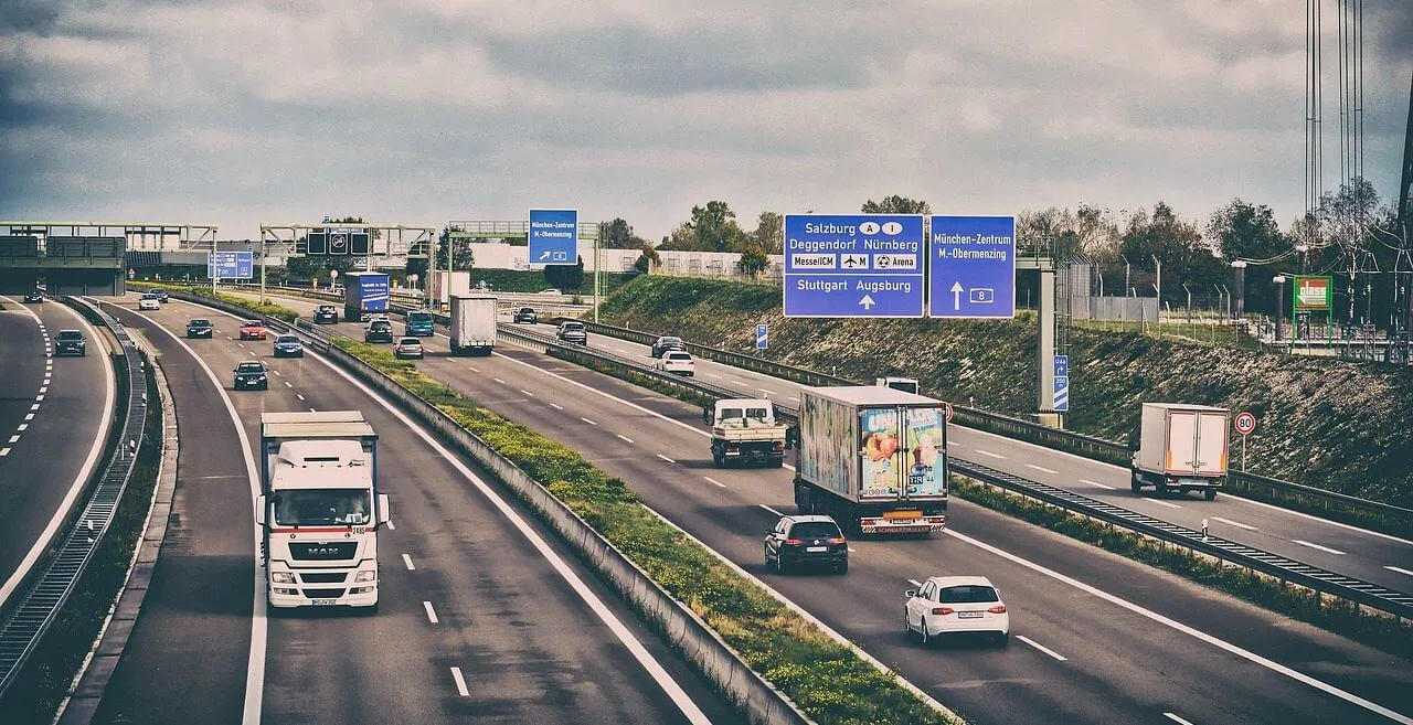 Zdjęcie Ile może jechać ciężarówka na autostradzie? Sprawdź ważne przepisy