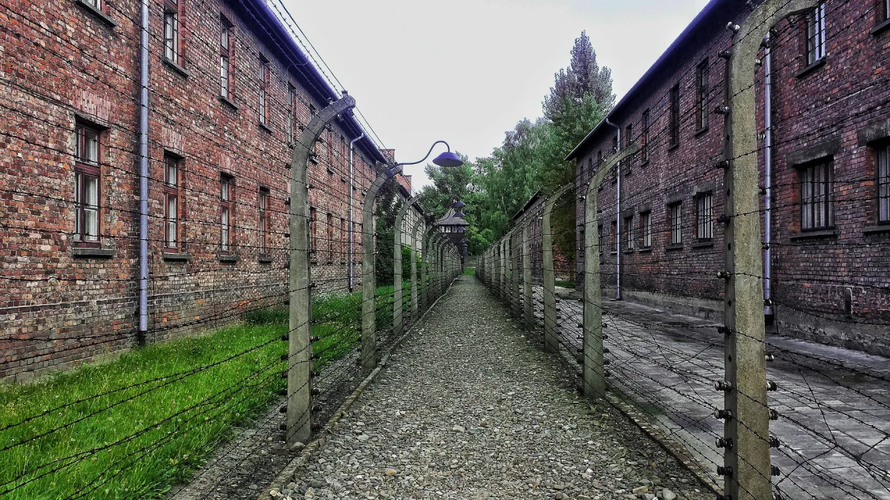 Zdjęcie Ile czasu zajmuje zwiedzanie Auschwitz? Planuj swoją wizytę efektywnie