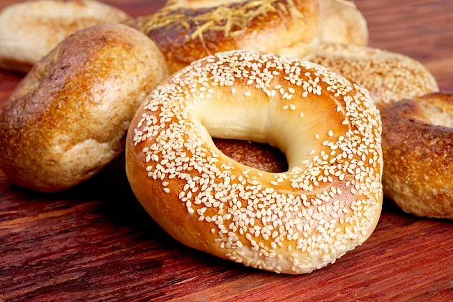 Zdjęcie Ile kalorii ma bajgiel z Lidla? Poznaj wartości odżywcze