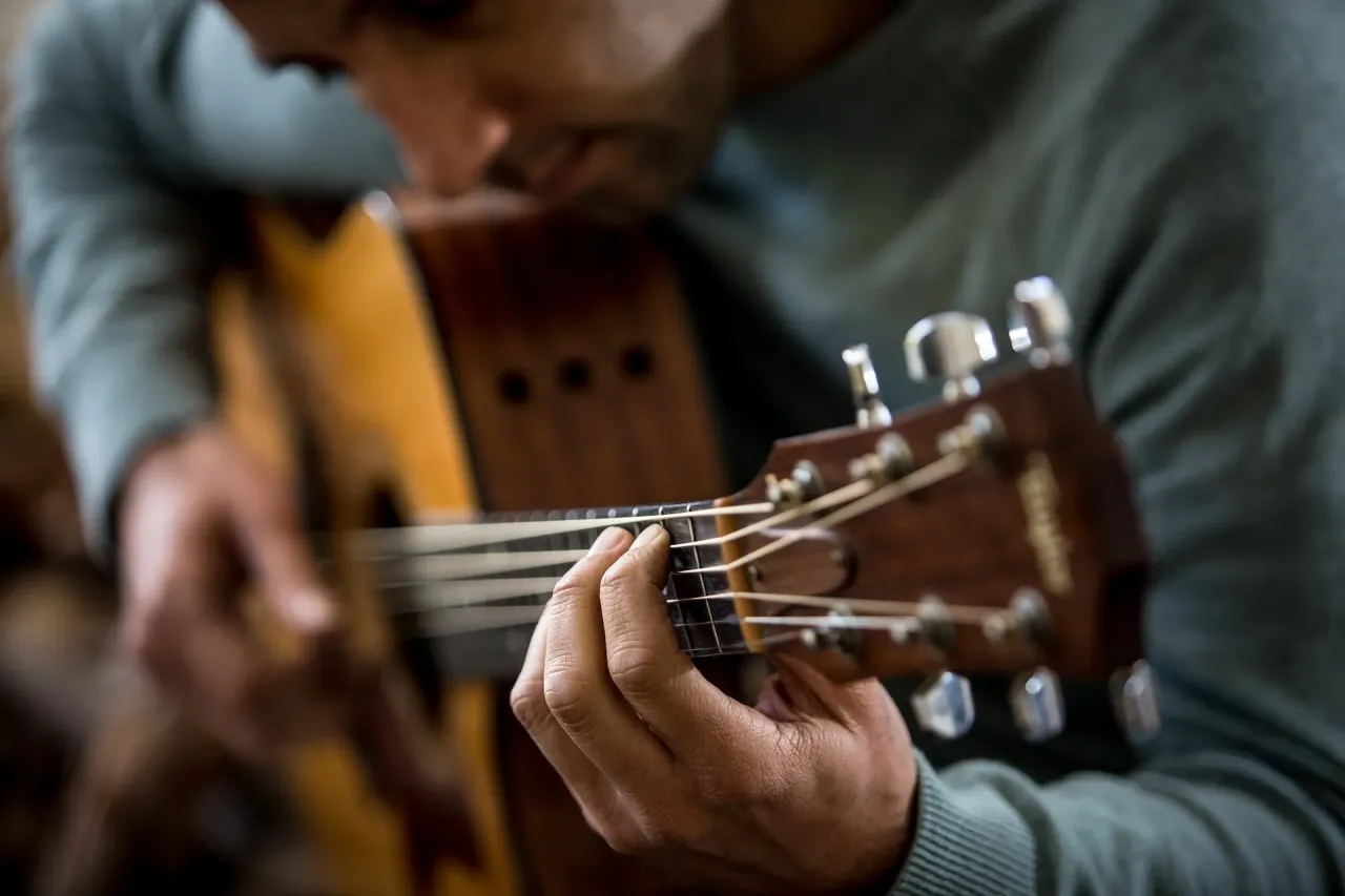 Zdjęcie Ile jest chwytów gitarowych? Odkryj najpopularniejsze akordy i ich zastosowanie