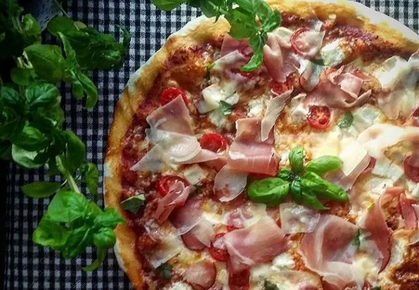 Zdjęcie Przepis na pizzę włoską na cienkim cieście, który zachwyci każdego smakosza