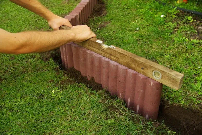 Zdjęcie Jak układać palisady ogrodowe plastikowe - proste kroki i porady