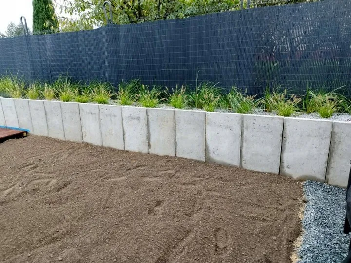 Zdjęcie Murek oporowy betonowy: funkcje, rodzaje i montaż - kompendium