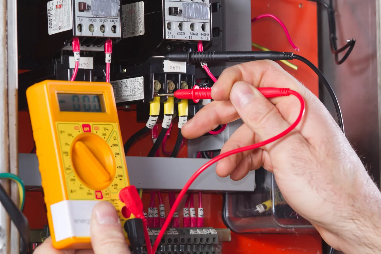 Zdjęcie Co robi elektryk na praktykach? Poznaj obowiązki i wyzwania