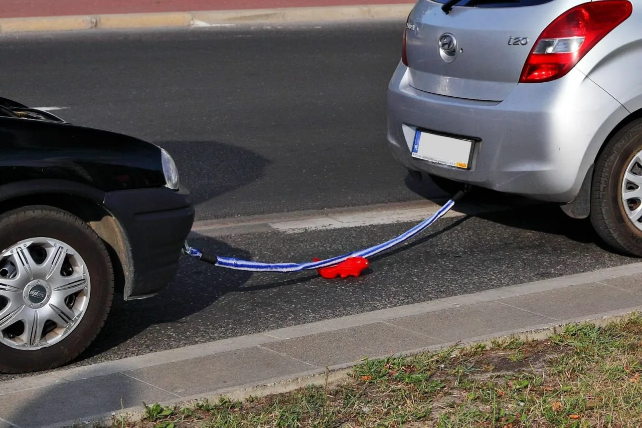Zdjęcie Jak się holuje auto - najważniejsze zasady i unikanie błędów