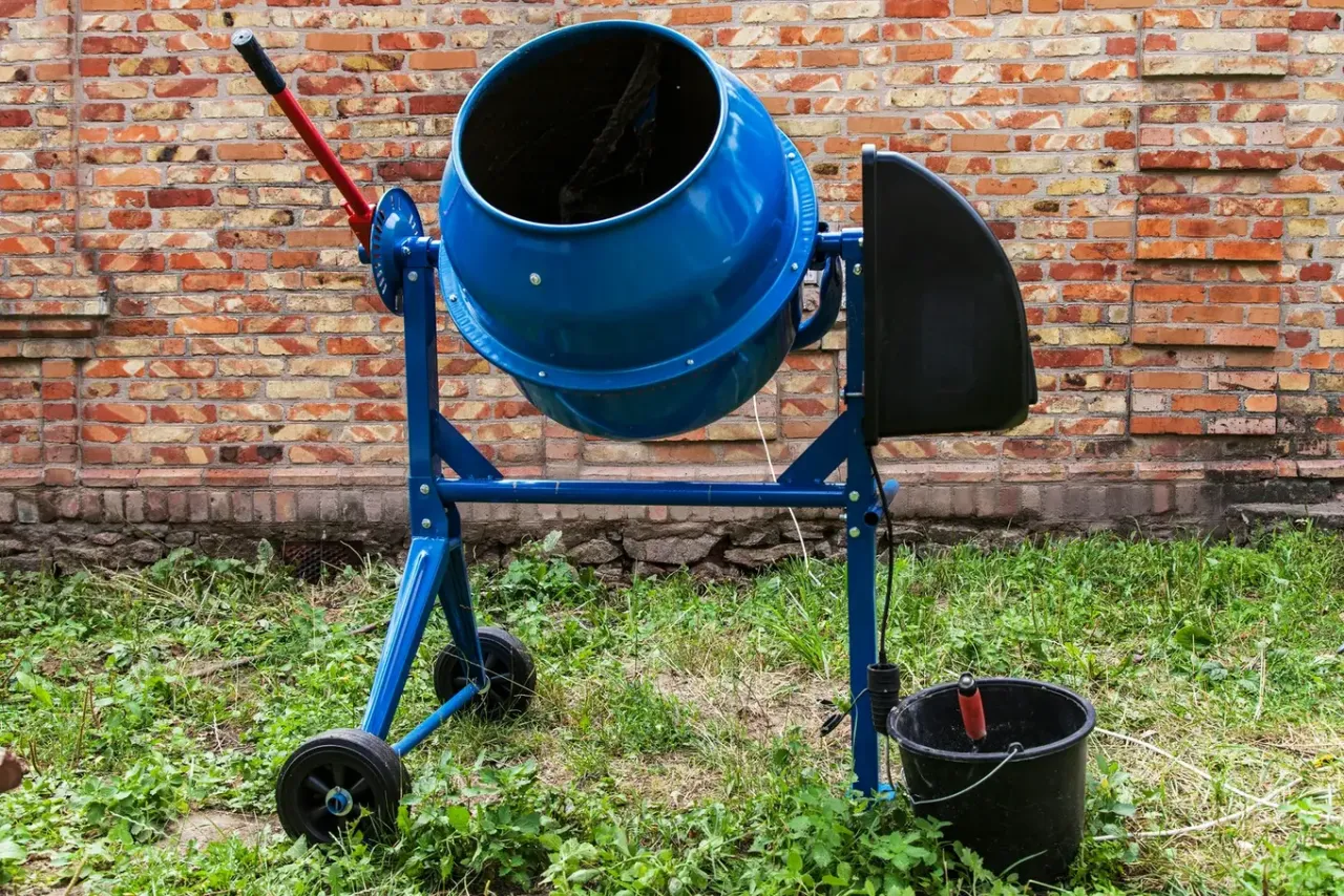 Zdjęcie Ile prądu zużywa betoniarka? Poznaj koszty energii i oszczędności