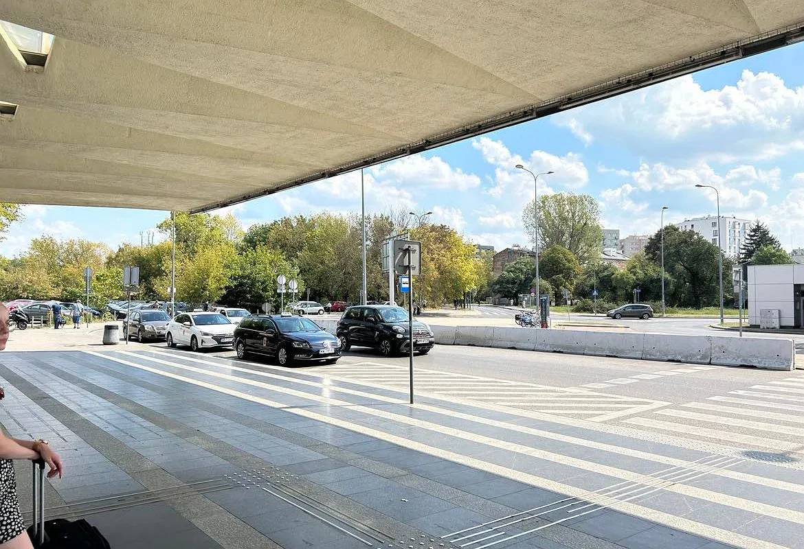 Zdjęcie Ile kosztuje taxi z lotniska w Poznaniu na dworzec PKP? Sprawdź ceny!