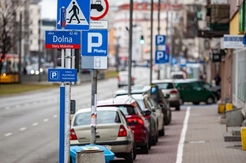 Zdjęcie Czy można parkować tyłem do budynku? Sprawdź, co mówią przepisy