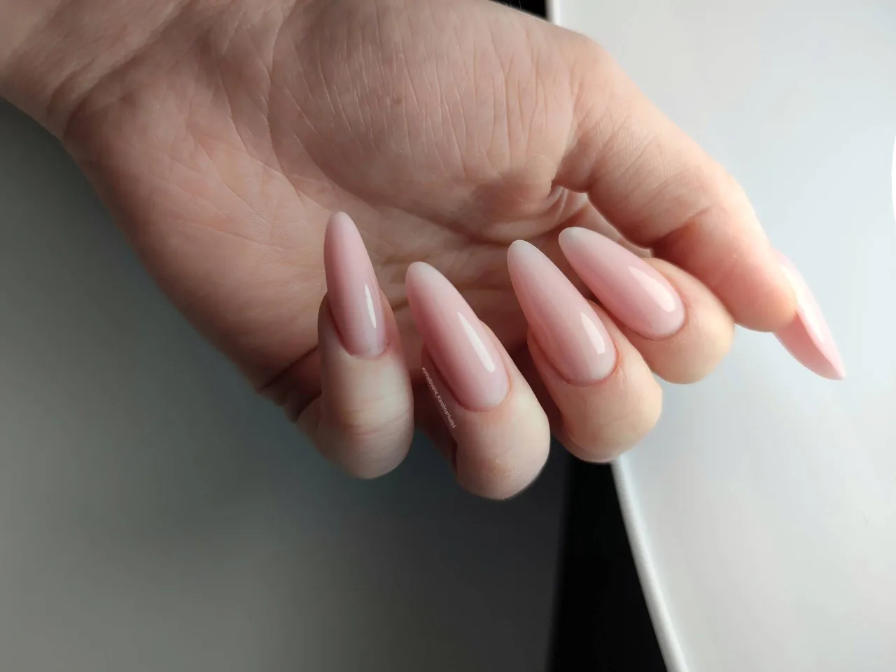 Zdjęcie Manicure żelowy czy hybrydowy: Porównanie, zalety i wady
