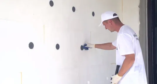 Zdjęcie Ile kołków na płytę styropianu? Sprawdź, by uniknąć błędów w montażu