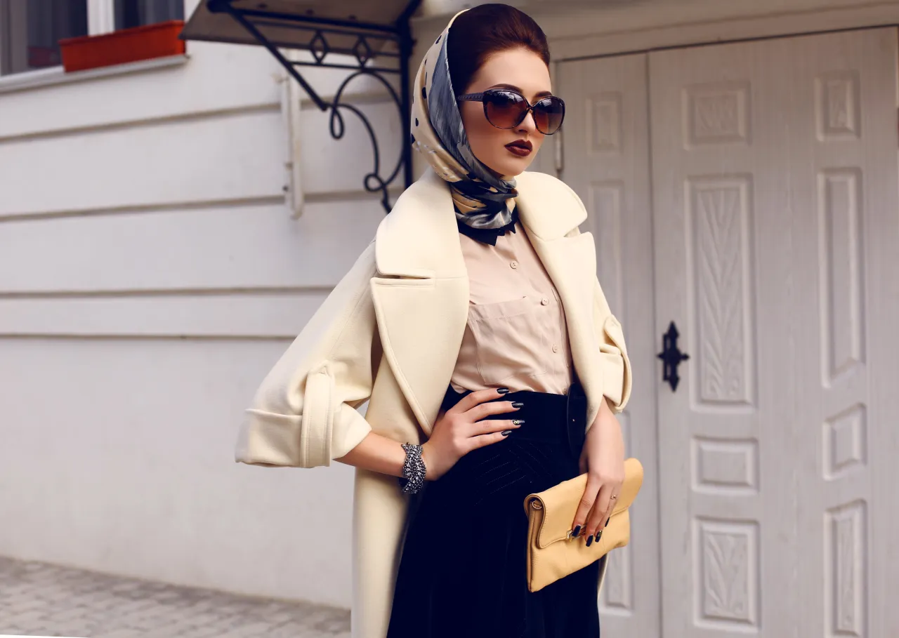 Zdjęcie Jak modnie zawiązać apaszkę: 7 stylowych sposobów + porady