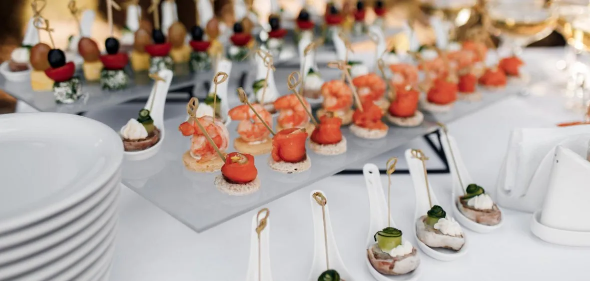Zdjęcie Ile kosztuje catering na 20 osób? Zaskakujące ceny i opcje menu