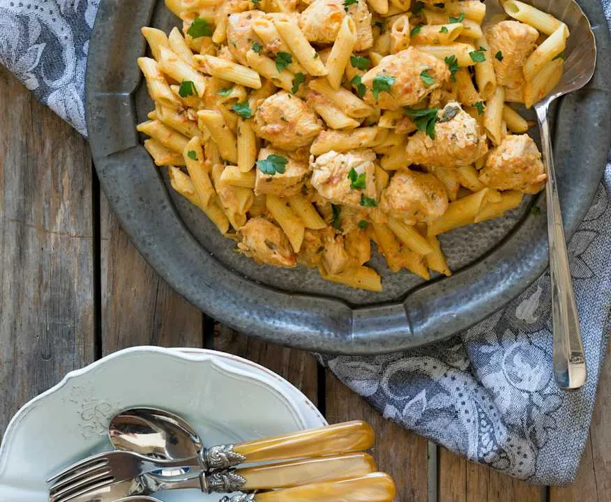 Zdjęcie Pyszny makaron penne z kurczakiem i suszonymi pomidorami w 30 minut