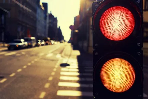 Zdjęcie Jaki mandat za czerwone światło? Sprawdź, ile możesz stracić