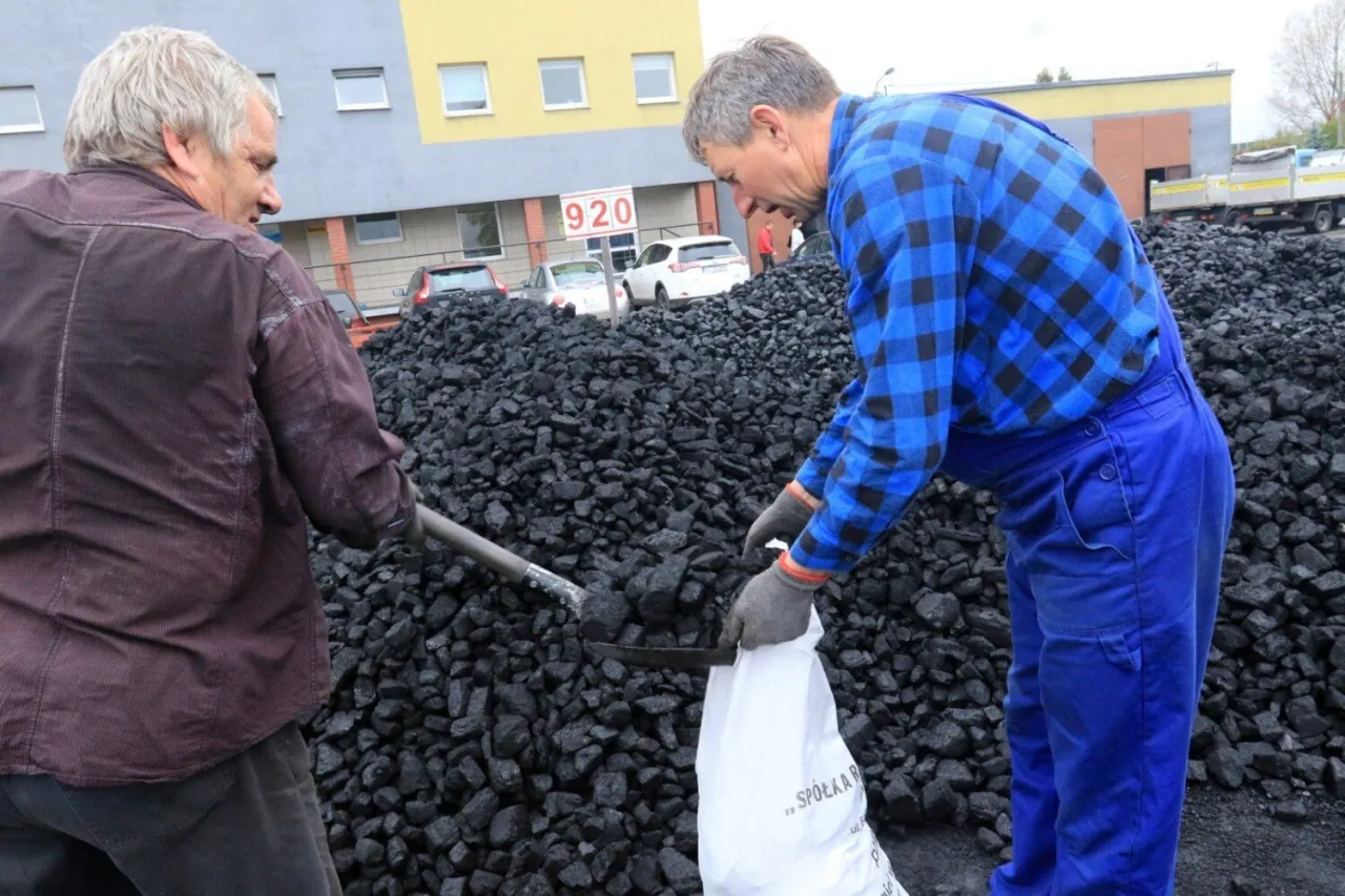 Zdjęcie Dofinansowanie do węgla dla kogo? Sprawdź, czy możesz skorzystać i zaoszczędzić