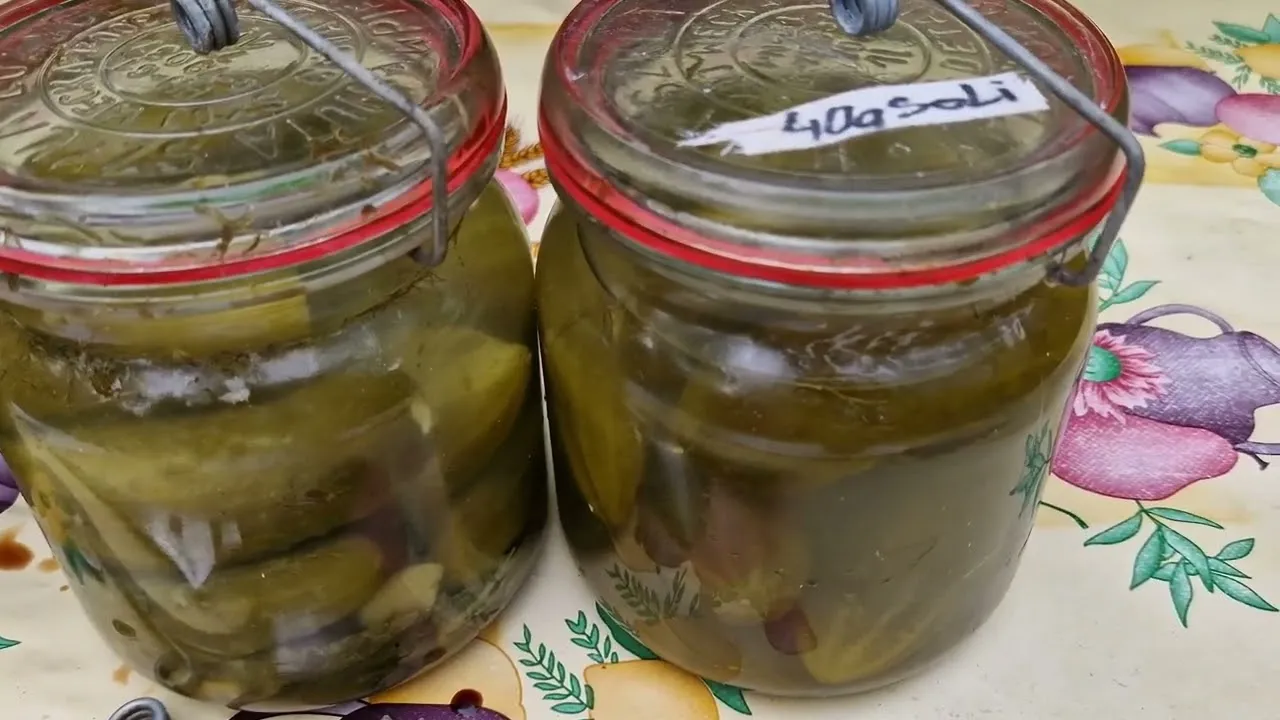 Zdjęcie Ile soli do ogórków kiszonych, aby uniknąć nieudanych przetworów?