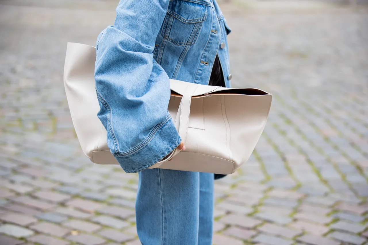 Zdjęcie Kurtka jeansowa damska stylizacje – jak stworzyć modne outfity