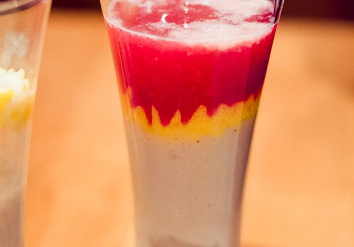 Zdjęcie Orzeźwiający drink z sokiem bananowym i malinowym na każdą okazję