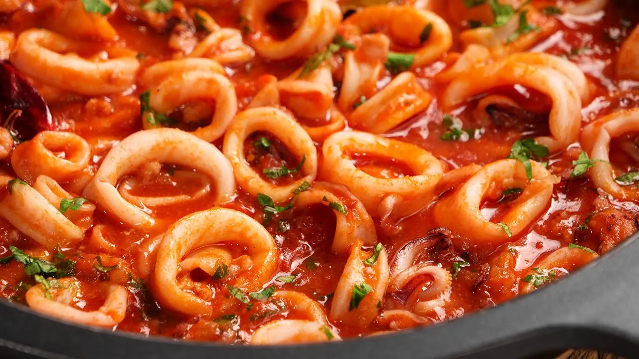 Zdjęcie Receta de calamares tiernos en salsa que nunca fallan en sabor