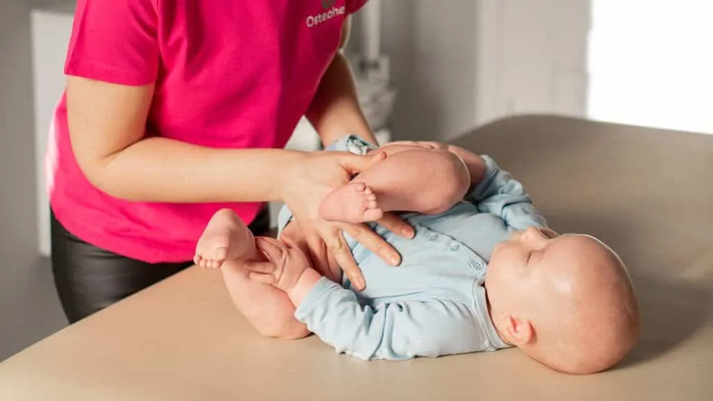 Zdjęcie Problemy z bioderkami u niemowlaka: 7 kluczowych objawów