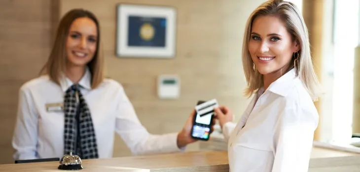Zdjęcie Kto pracuje w hotelu? Odkryj kluczowe role i ich znaczenie