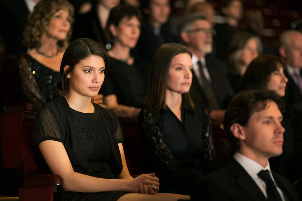 Zdjęcie Jak się ubrać do teatru muzycznego kobieta - elegancja i komfort w jednym