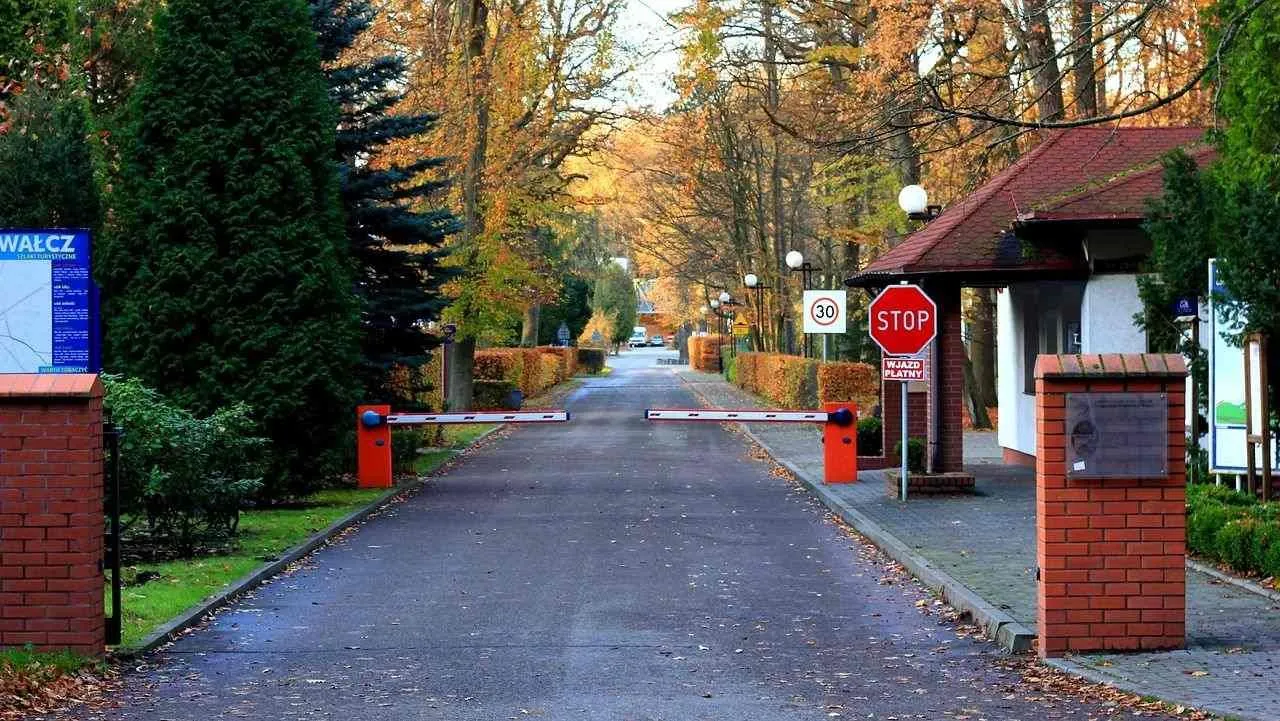 Zdjęcie Jak otworzyć szlaban na osiedlu – proste metody i awaryjne rozwiązania