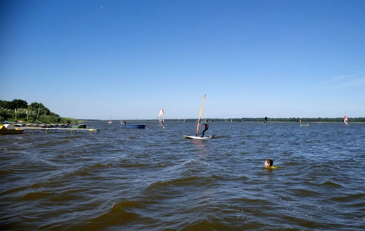 Zdjęcie Gdzie uprawiać windsurfing w Polsce? Odkryj najlepsze miejsca i warunki