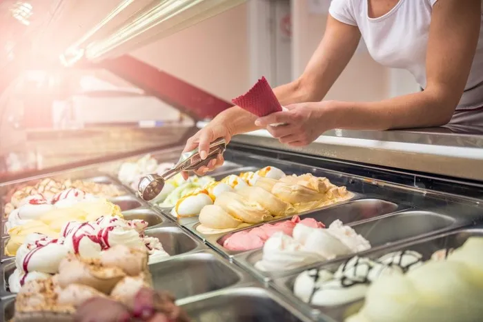Zdjęcie Ile kcal ma gałka lodów czekoladowych? Sprawdź, czy warto sięgać po ten smak!