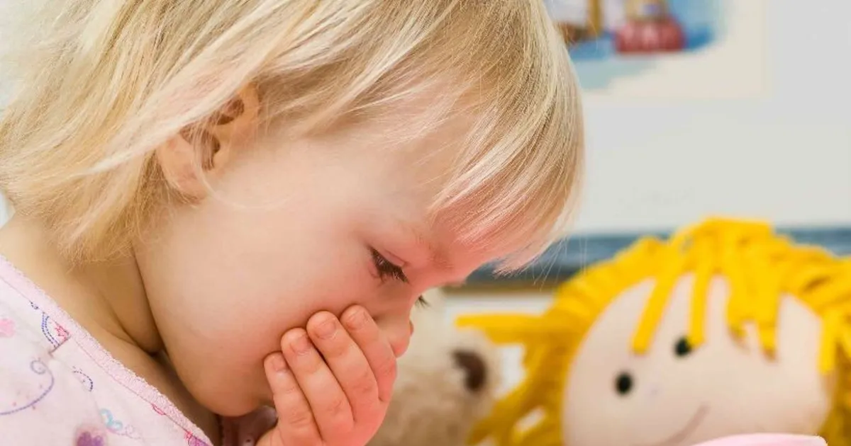 Zdjęcie Co na wymioty dla dziecka? Sprawdzone sposoby na ulgę i nawadnianie