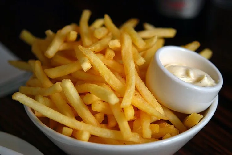 Zdjęcie Ile kalorii mają średnie frytki z McDonald's? Zaskakujące fakty!
