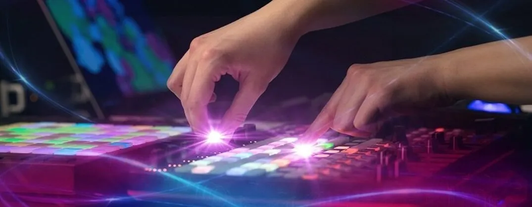 Zdjęcie Na czym gra DJ? Odkryj niezbędny sprzęt do miksowania muzyki