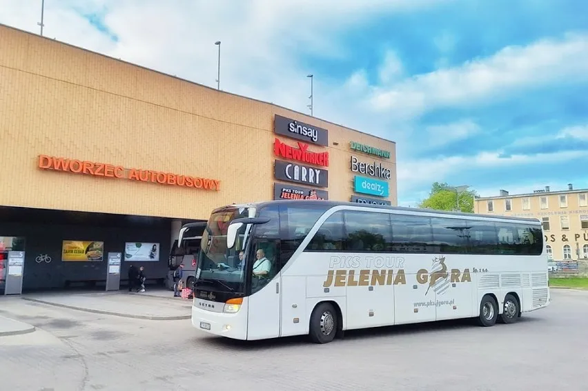 Zdjęcie PKS Tour Jelenia Góra - pełny rozkład jazdy i połączenia autobusowe