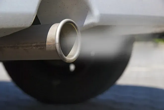 Zdjęcie Dlaczego diesel kopci na biało? Oto 5 możliwych przyczyn i rozwiązania