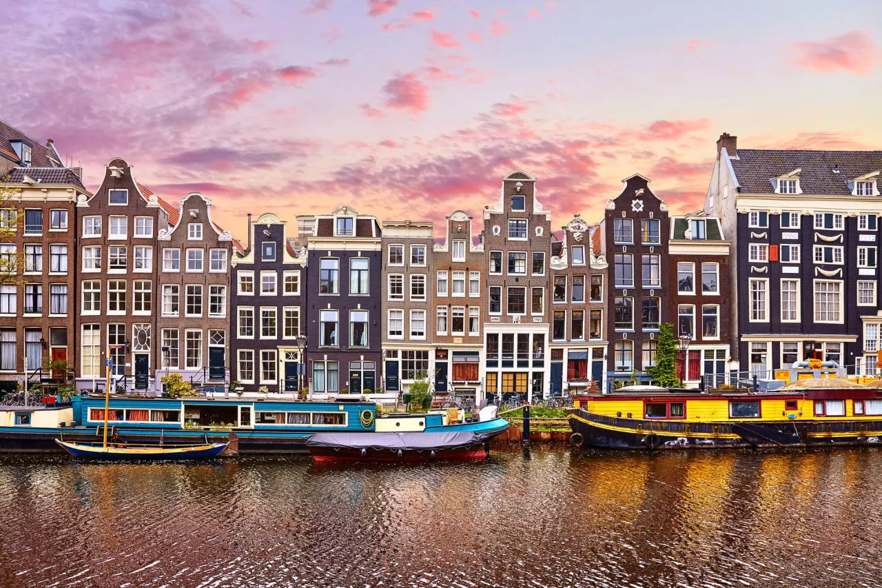 Zdjęcie Gdzie leży Amsterdam? Odkryj jego unikalną lokalizację w Holandii