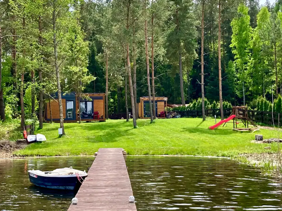 Zdjęcie Domki nad jeziorem Warmińsko-Mazurskie – gdzie znaleźć idealny wypoczynek?