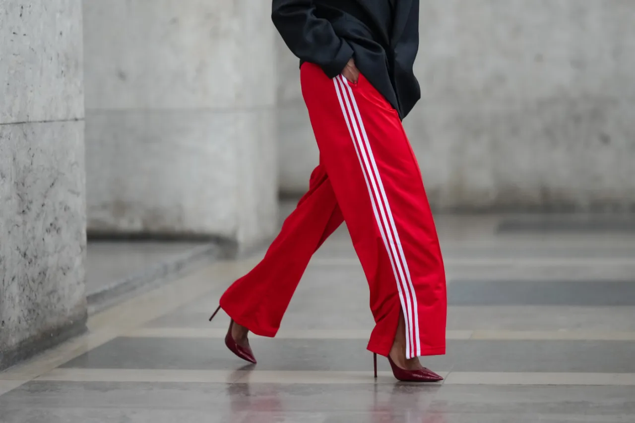 Zdjęcie Jakie buty do dresów damskich - stylowe i wygodne propozycje na każdą okazję