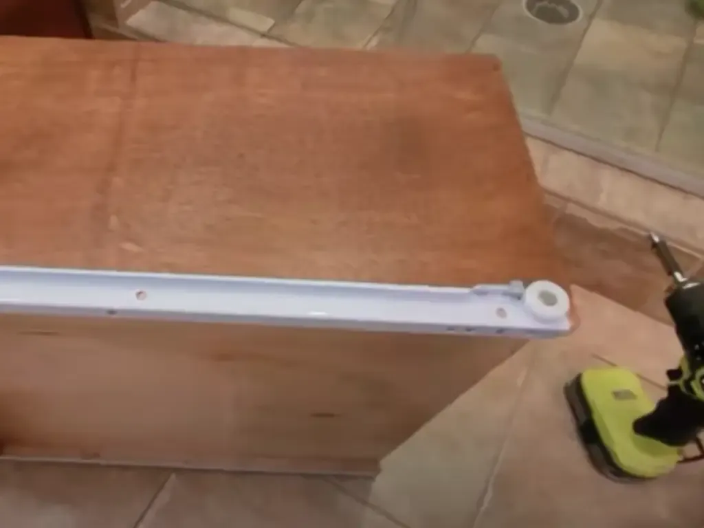 Zdjęcie Jak zamontować szafki na szynie - uniknij najczęstszych błędów