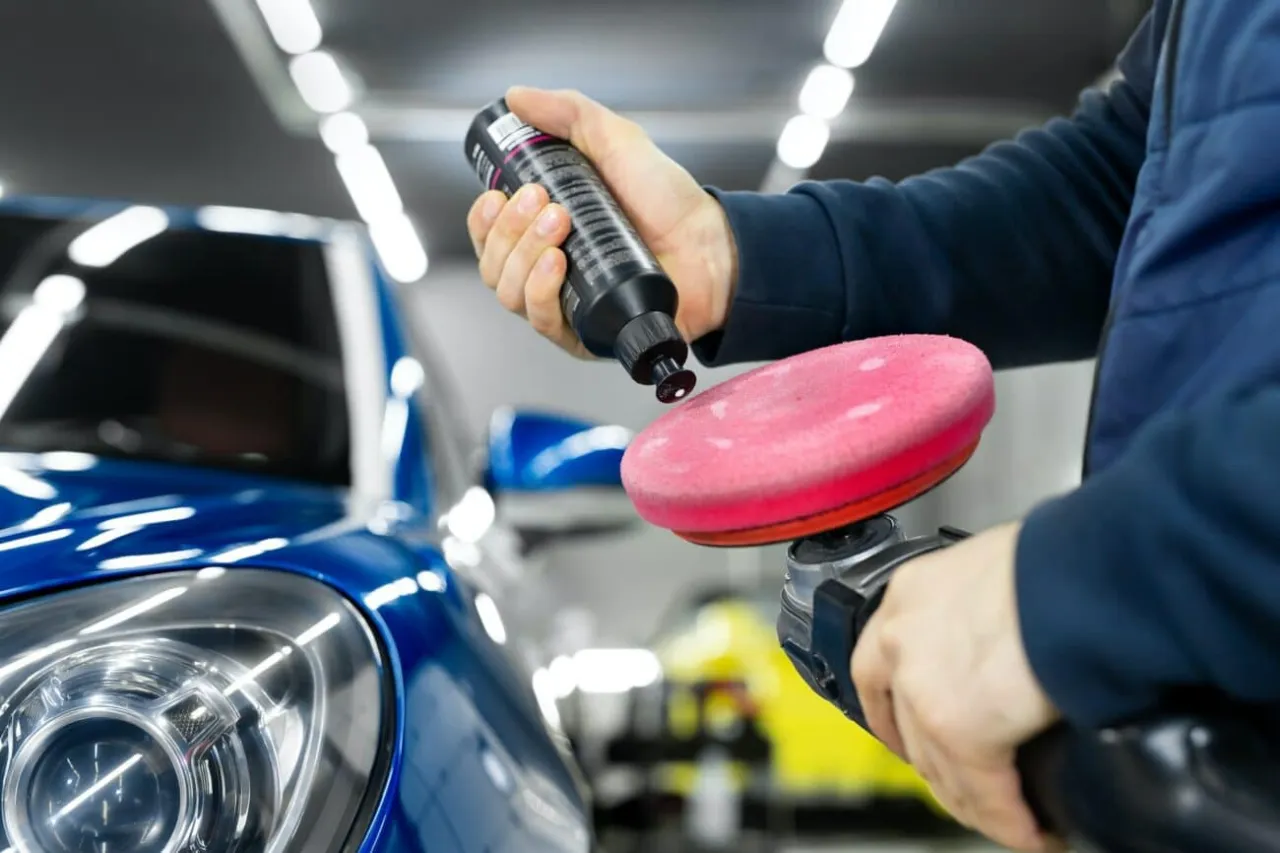 Zdjęcie Czym nakładać wosk na auto, aby uniknąć rys i uzyskać idealny połysk