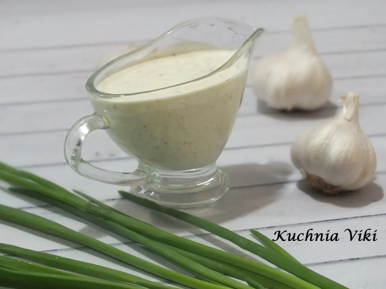 Zdjęcie Jak zrobić sos z jogurtu naturalnego do mięsa, który zachwyci smakiem
