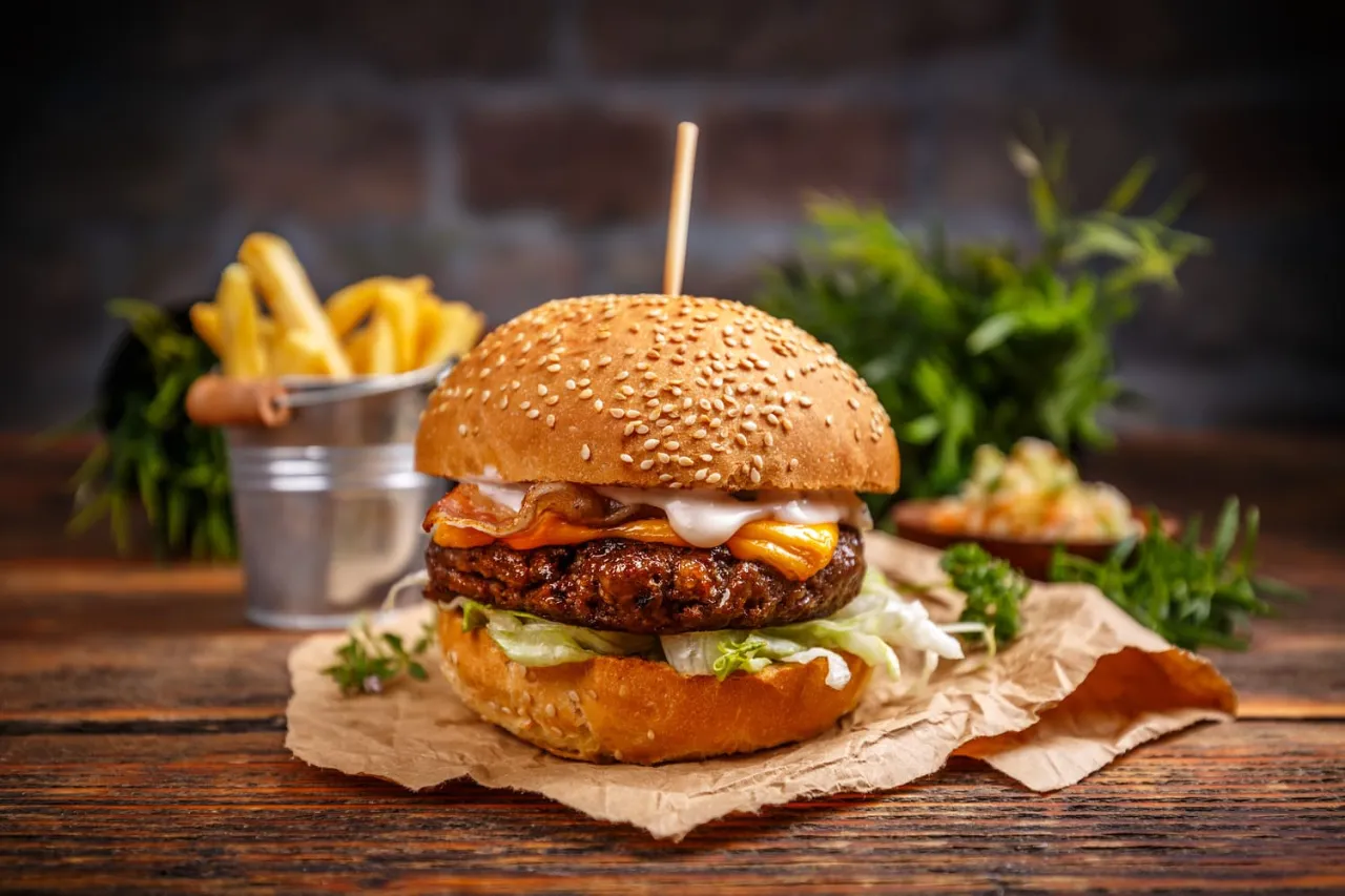 Zdjęcie Jak przygotować mięso na burgera, aby zachwycić smakiem i teksturą