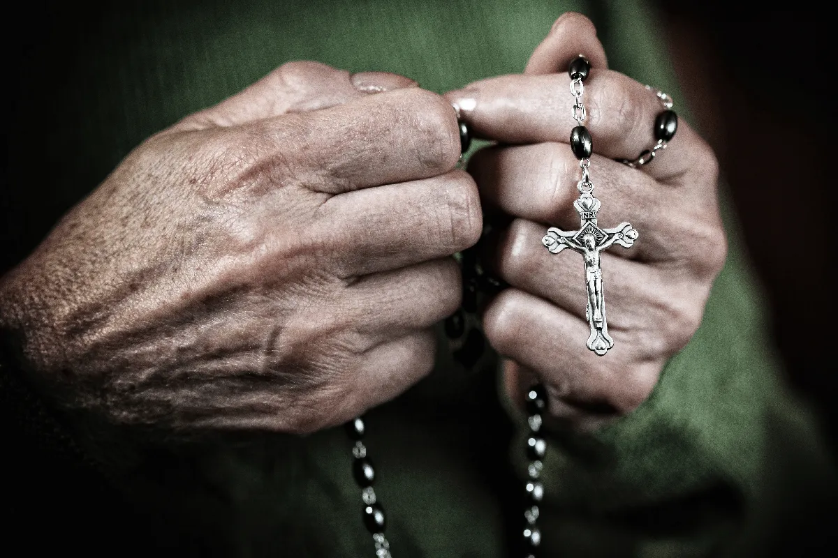 Zdjęcie Skąd się wziął różaniec? Historia i znaczenie w tradycji katolickiej