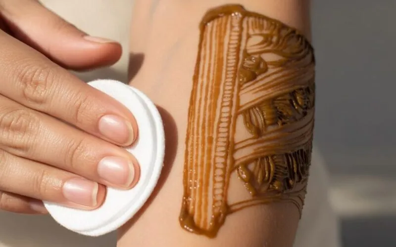 Zdjęcie Jak zmyć hennę ze skóry? Domowe i profesjonalne sposoby