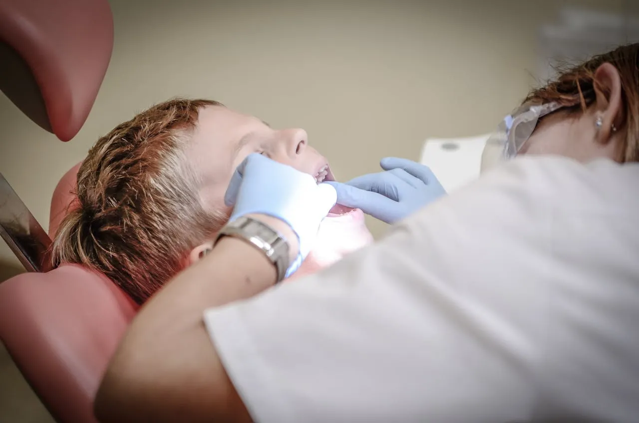Zdjęcie Czy można iść chorym do dentysty? Sprawdź, kiedy lepiej poczekać