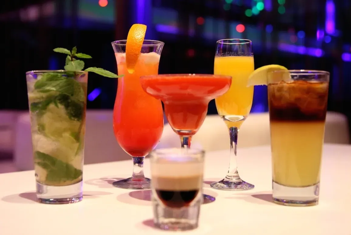 Zdjęcie Najlepsze przepisy na czerwony drink, które zachwycą Twoich gości